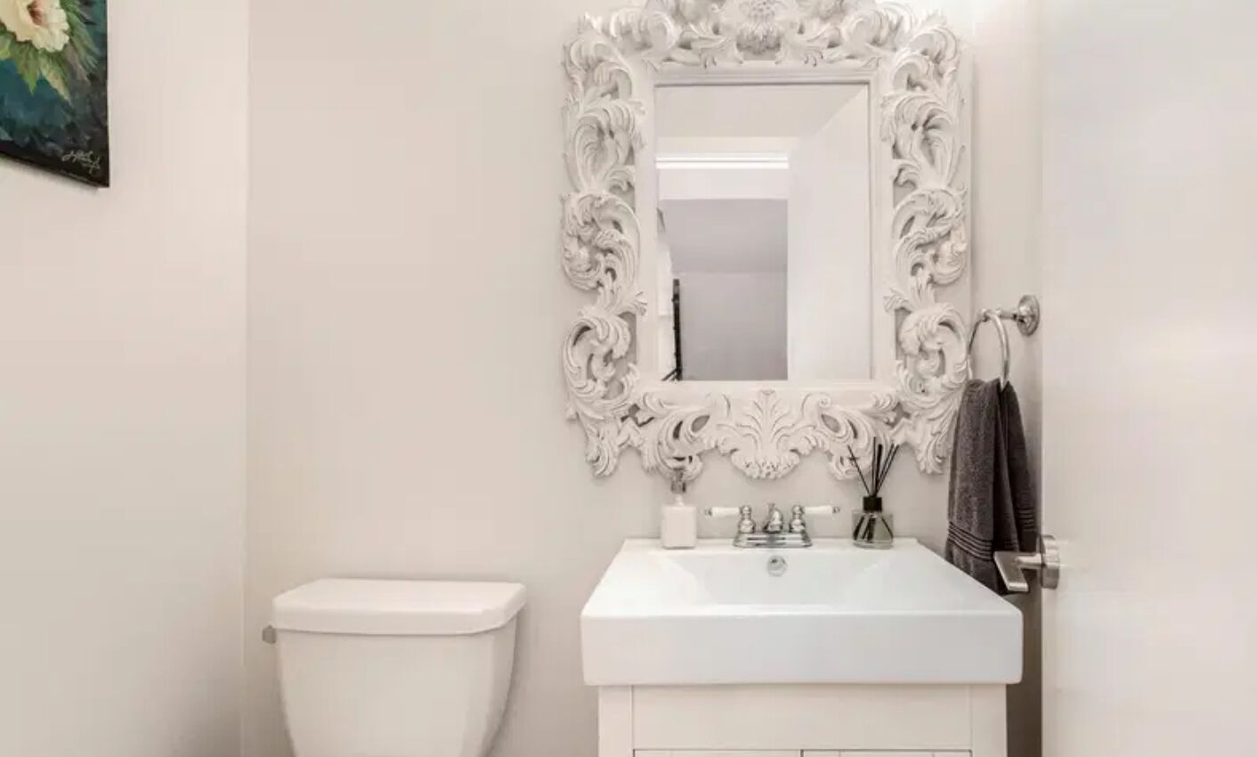 Secadora de cabello, toallas, jabón, papel de baño 