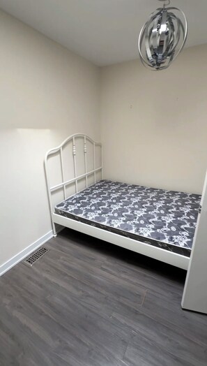 1 bedroom, WiFi, bed sheets - Female Only | Skylight Room | Shared Bath (Toronto)