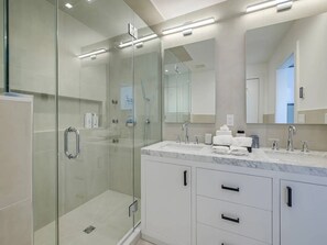 Sèche-cheveux, serviettes fournies, savon, papier toilette
