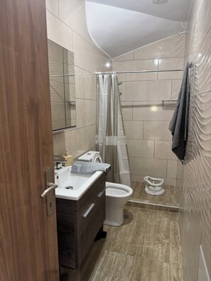 Douche, sèche-cheveux, serviettes fournies, savon