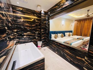 Ducha, artículos de higiene personal gratuitos, toallas y jabón
