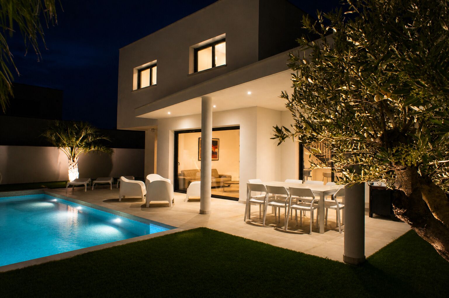 Una piscina al aire libre, una piscina climatizada
