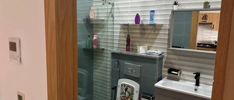 Serviettes fournies, savon, papier toilette