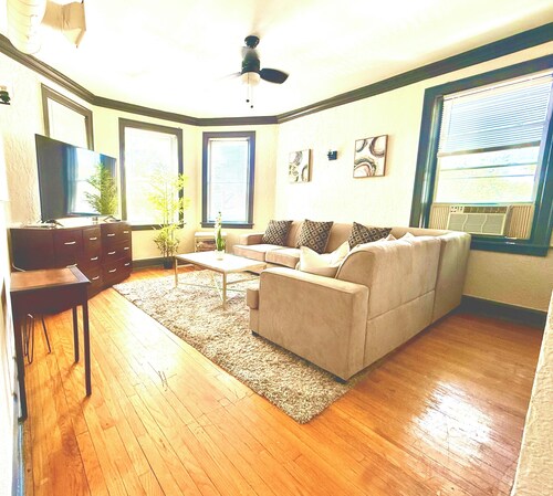 Upscale 1BR -Near Midway Airport - Free Parking & Fast CTA Access