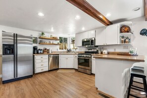 Frigorífico, microondas, horno y placa de cocina
