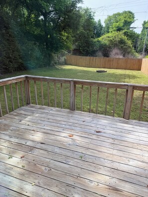 Property grounds - New and clean 3BR 1.5 bath with king bed and 2 queens. 5 minutes from anything. (Little Rock)
