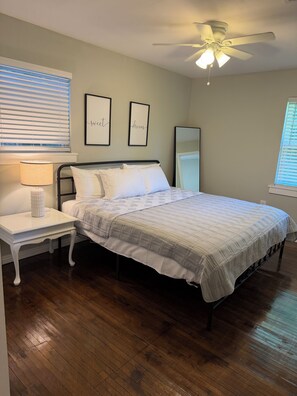 3 bedrooms, WiFi, bed sheets - New and clean 3BR 1.5 bath with king bed and 2 queens. 5 minutes from anything. (Little Rock)