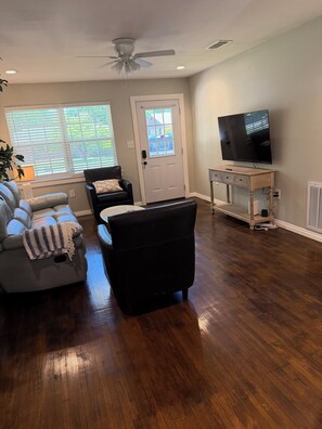 Living area - New and clean 3BR 1.5 bath with king bed and 2 queens. 5 minutes from anything. (Little Rock)