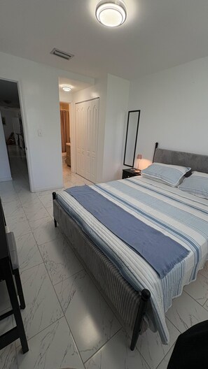 Apartment, Private Bathroom | Desk, laptop workspace, free WiFi - Bed & Breakfast Coconut Grove Miami (Miami)