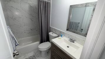 タオル、石鹸、シャンプー、トイレットペーパー