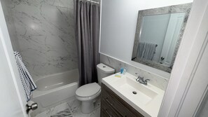 Towels, soap, shampoo, toilet paper - Bed & Breakfast Coconut Grove Miami (Miami)