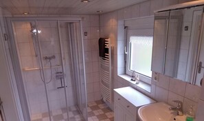 Shower, towels, soap, toilet paper - Vacation - Country house in East Frisia / Esens-Holtgast (Holtgast)