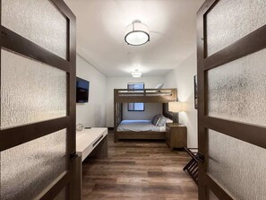 Iron/ironing board, WiFi, bed sheets - Montana Magnificence Chalet (Whitefish)