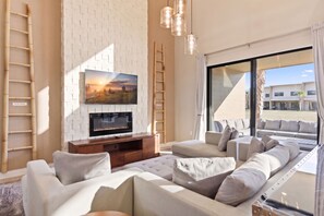 TV, offices - Stylish Retreat with Large Patio and Living areas (Bay Lake)