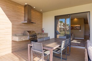 Outdoor dining - Stylish Retreat with Large Patio and Living areas (Bay Lake)