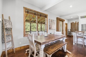Dining - LUX 1BR Elk River Cabin at Eagle's Nest + Hot Tub—pure cozy joy awaits! (Banner Elk)