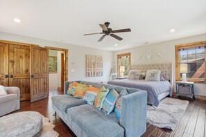 Room - LUX 1BR Elk River Cabin at Eagle's Nest + Hot Tub—pure cozy joy awaits! (Banner Elk)