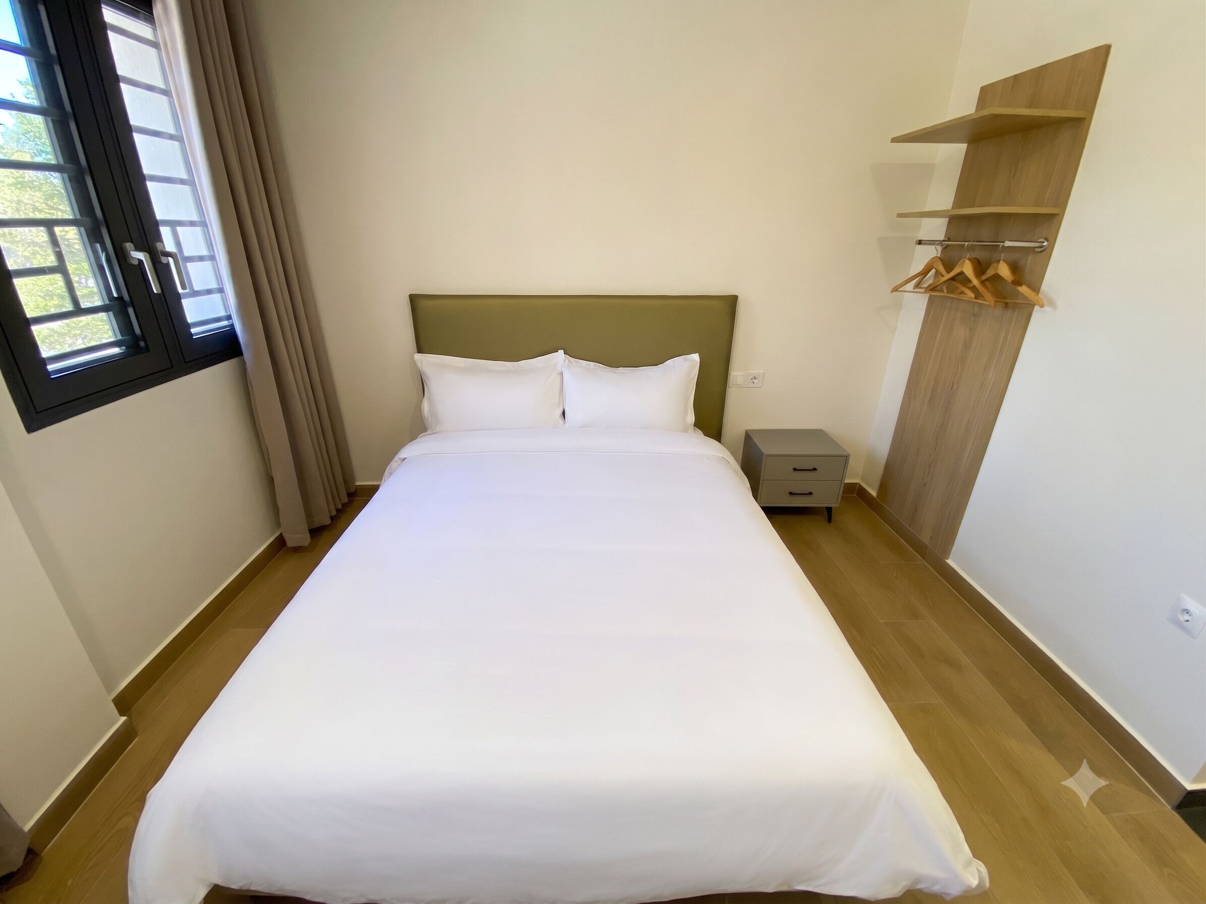 Habitación Confort doble | Ropa de cama de alta calidad, edredones de plumas, escritorio