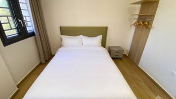 Habitación Confort doble | Ropa de cama de alta calidad, edredones de plumas, escritorio