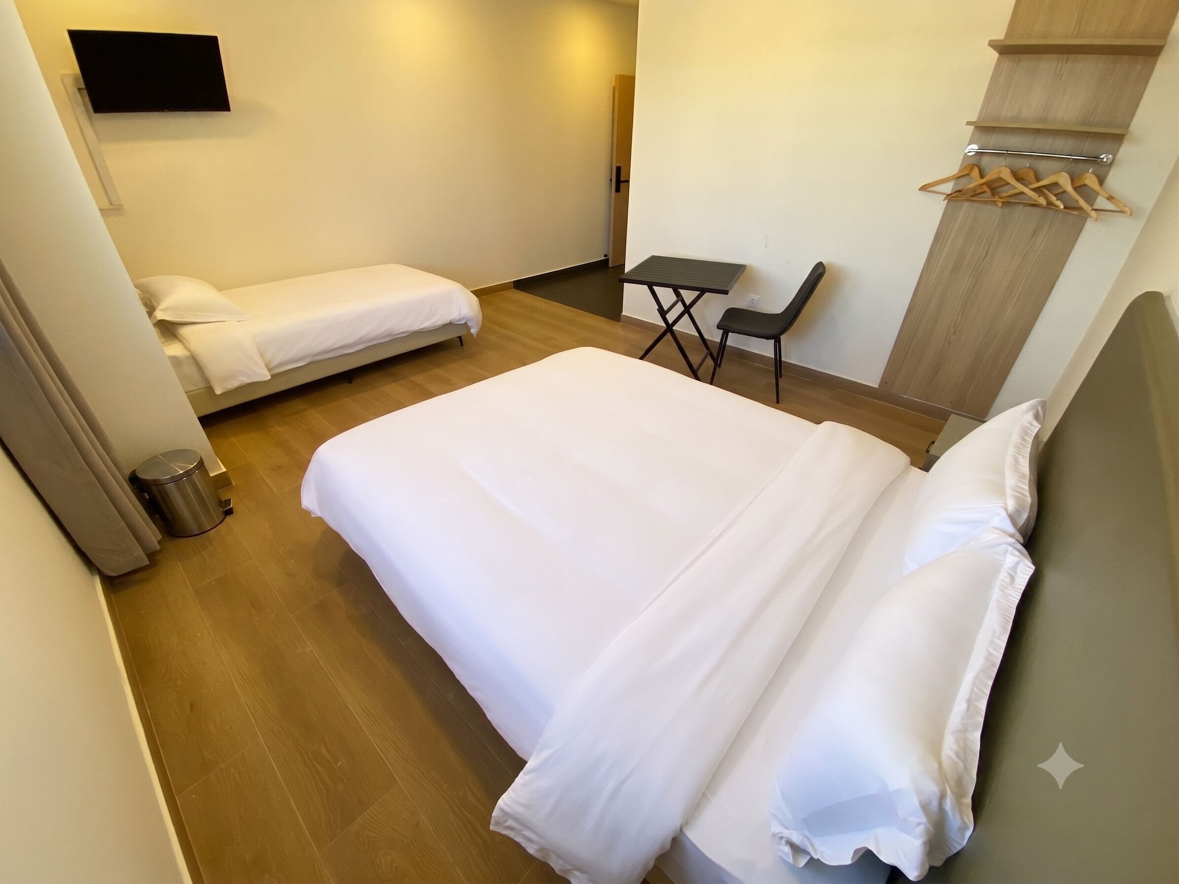 Familiekamer | Luxe beddengoed, donzen dekbedden, een bureau, een laptopwerkplek