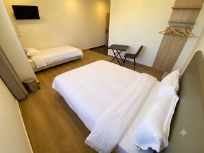 ファミリー ルーム | 高級寝具、羽毛の掛け布団、デスク、ノートパソコン用作業スペース