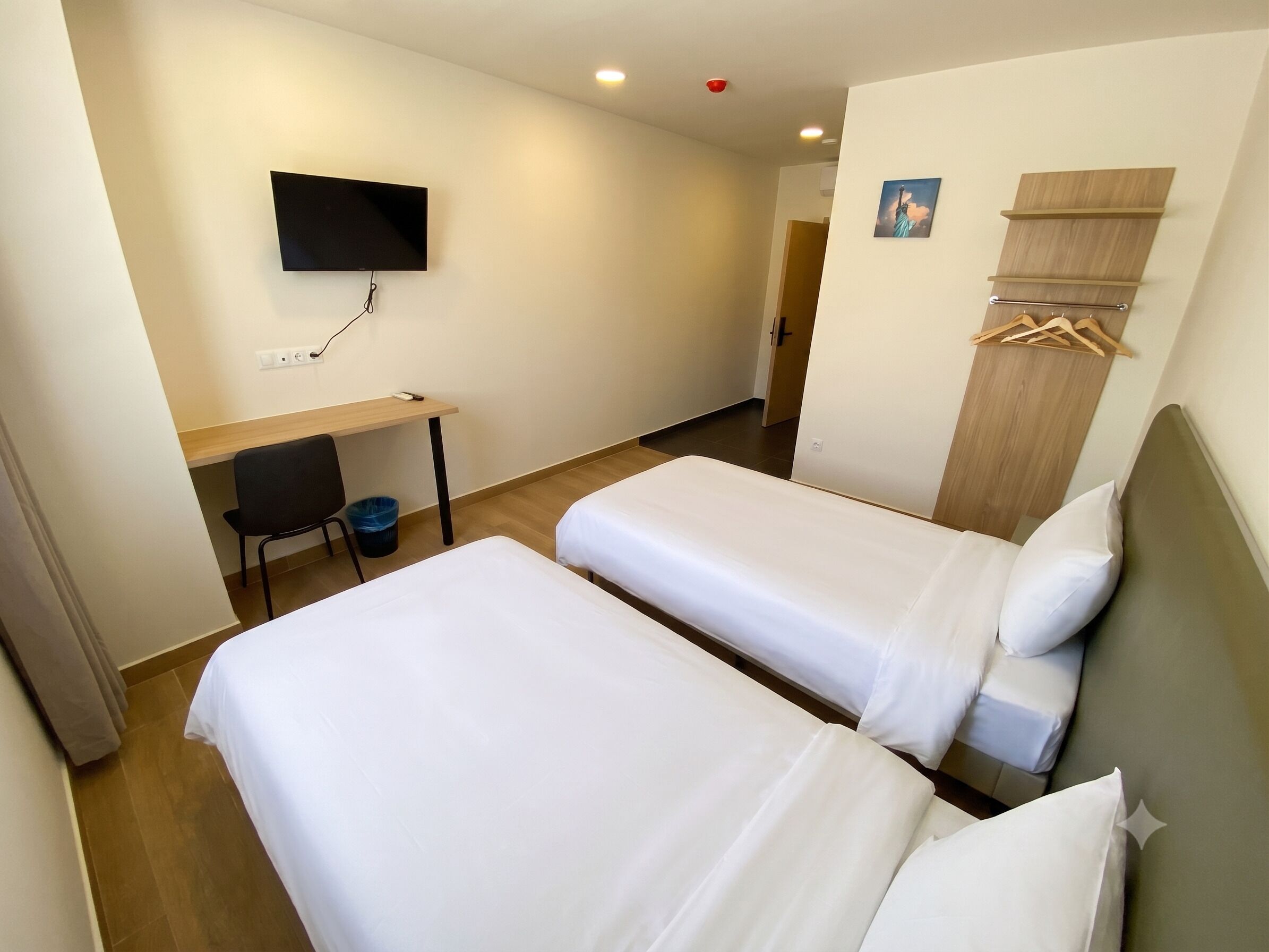Twin Room | Premium bedding, down duvets, desk, laptop workspace