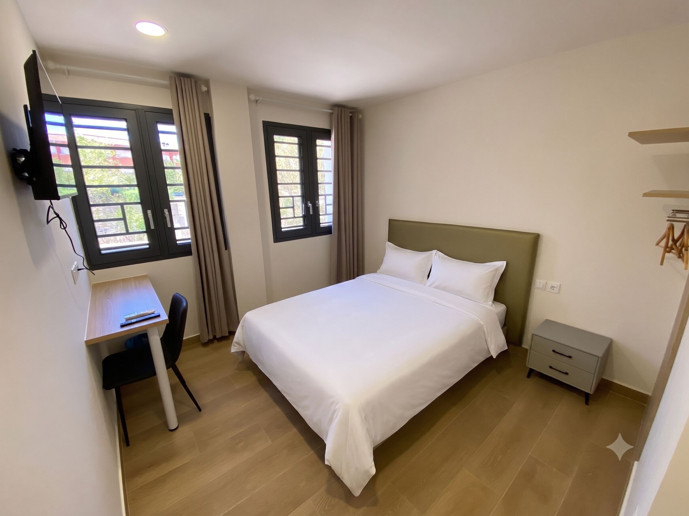 Quarto casal conforto | Escrivaninha, espaço de trabalho para notebook, Wi-Fi de cortesia