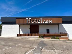 A modern building with a sign that reads 'Hotel A&M.' - Hotel A&M (Alcorcón)