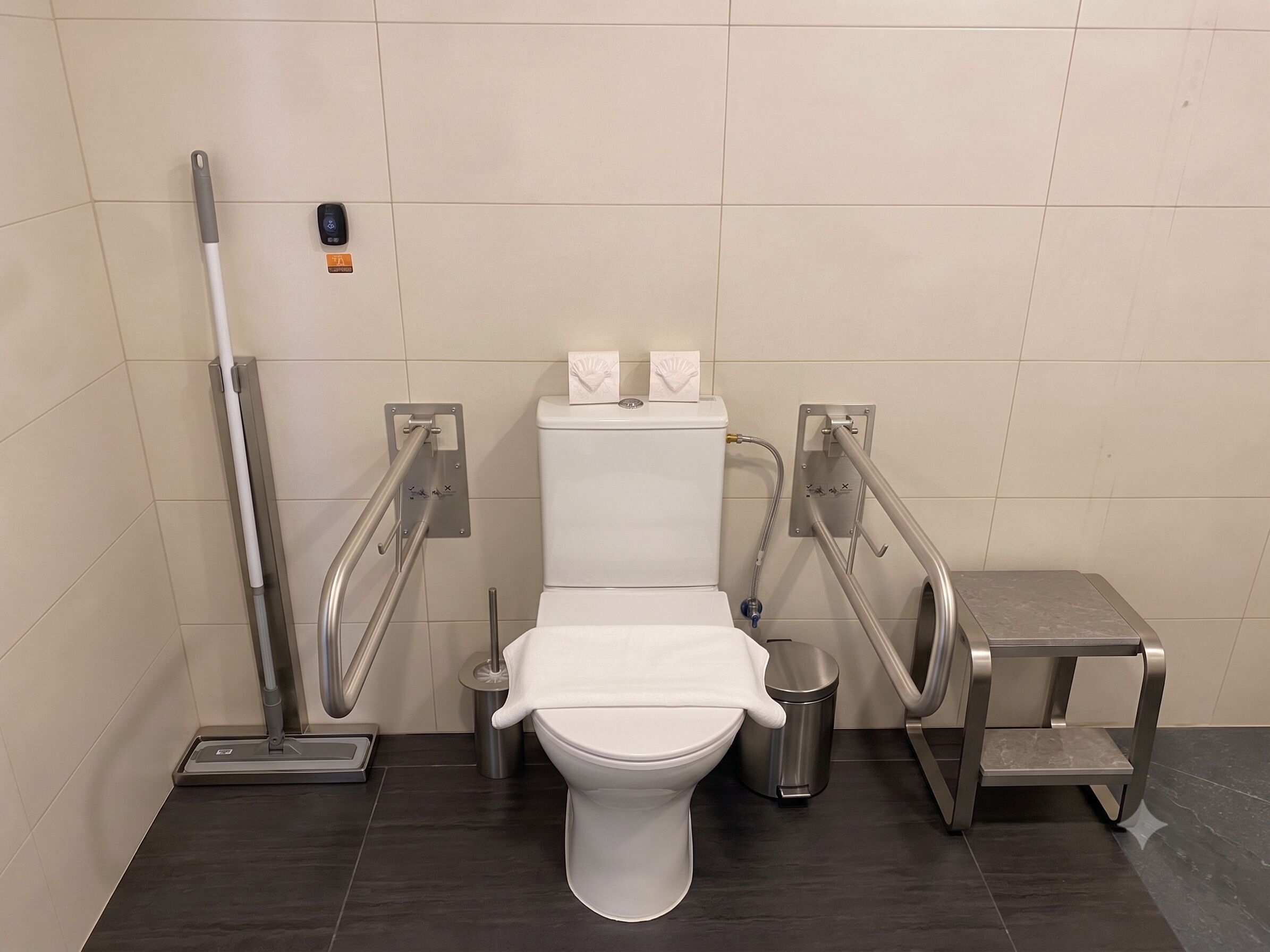 Familiekamer | Badkamer | Een douche, een regendouche, een haardroger, handdoeken