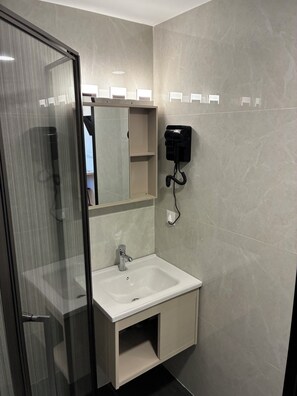 Shower, hair dryer, towels, soap - Hotel A&M (Alcorcón)