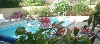 Ground floor rental, pool access, quiet private property, parking, private courtyard