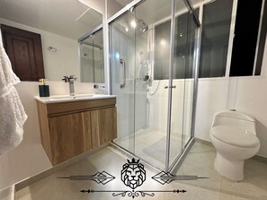 Deluxe Double Room, City View | Bathroom - casa hotel imperion  (Bogotá, D.C.)