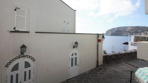 Un edificio con fachada blanca, dos ventanas arqueadas y un letrero que dice 'rocobarocco'.