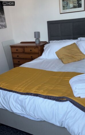 Tabla de planchar con plancha, wifi y ropa de cama 