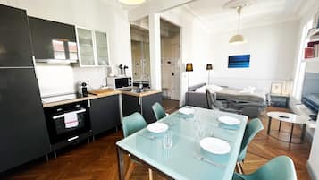 Een strijkplank/strijkijzer, gratis wifi, beddengoed