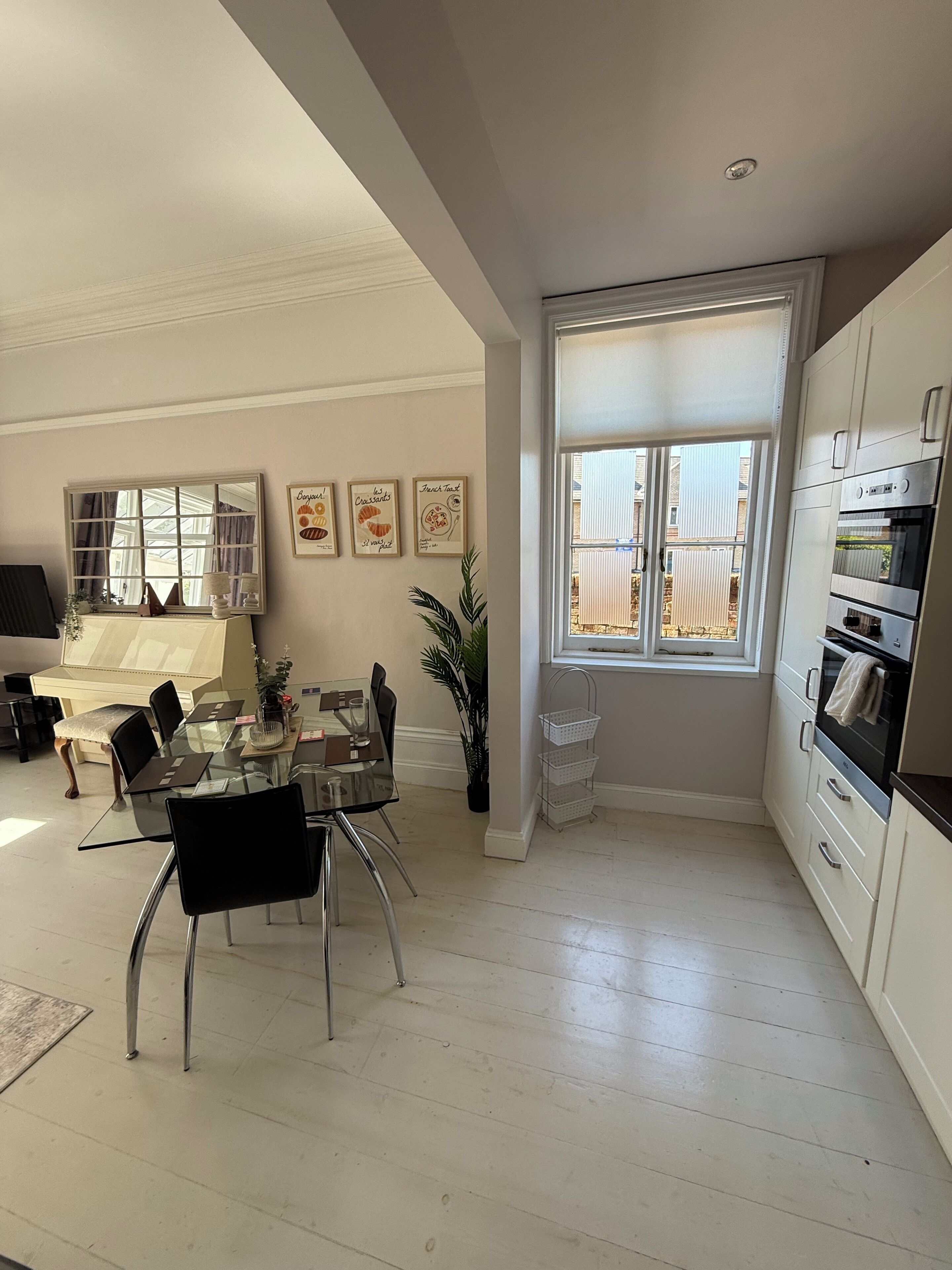 Full-sized fridge, microwave, oven, stovetop