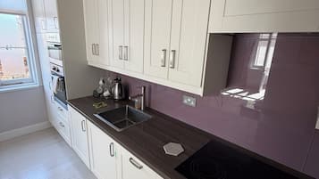 Frigorifero con congelatore, microonde, forno, piano cottura