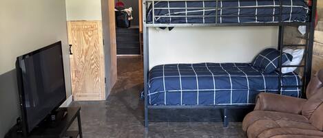 Iron/ironing board, WiFi, bed sheets