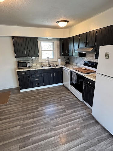 3BR 2B Lake Rathbun home with community lake access and park