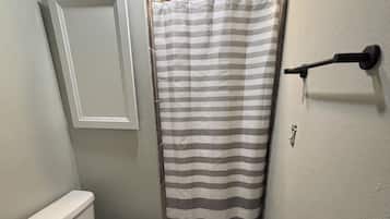 Douche, sèche-cheveux, serviettes fournies, savon