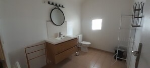 Secadora de cabello, jabón, papel de baño 