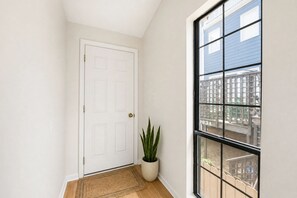 Interior - Modern Atlanta Flat Near Piedmont Park (Atlanta)