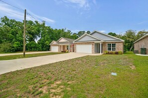 Exterior - Gorgeous 4BR Pensacola Home Near Beach & Downtown, Fast WiFi,  Parking (Pensacola)