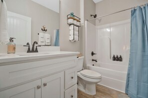 Bathroom - Gorgeous 4BR Pensacola Home Near Beach & Downtown, Fast WiFi,  Parking (Pensacola)
