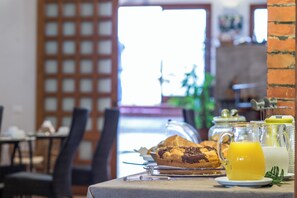 Daily buffet breakfast for a fee - Agriturismo Tenuta Pizzolungo (Erice)