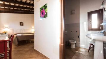 Standard Double Room, Patio, Courtyard View | Bathroom