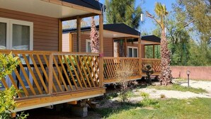 Une rangée de cabanes en bois dotées de balcons, chacune ayant une fenêtre et une porte.