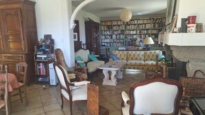 Smart TV, fireplace, DVD player, ping pong - Grande maison de famille au coeur de l'Auvergne (Saint-Babel)