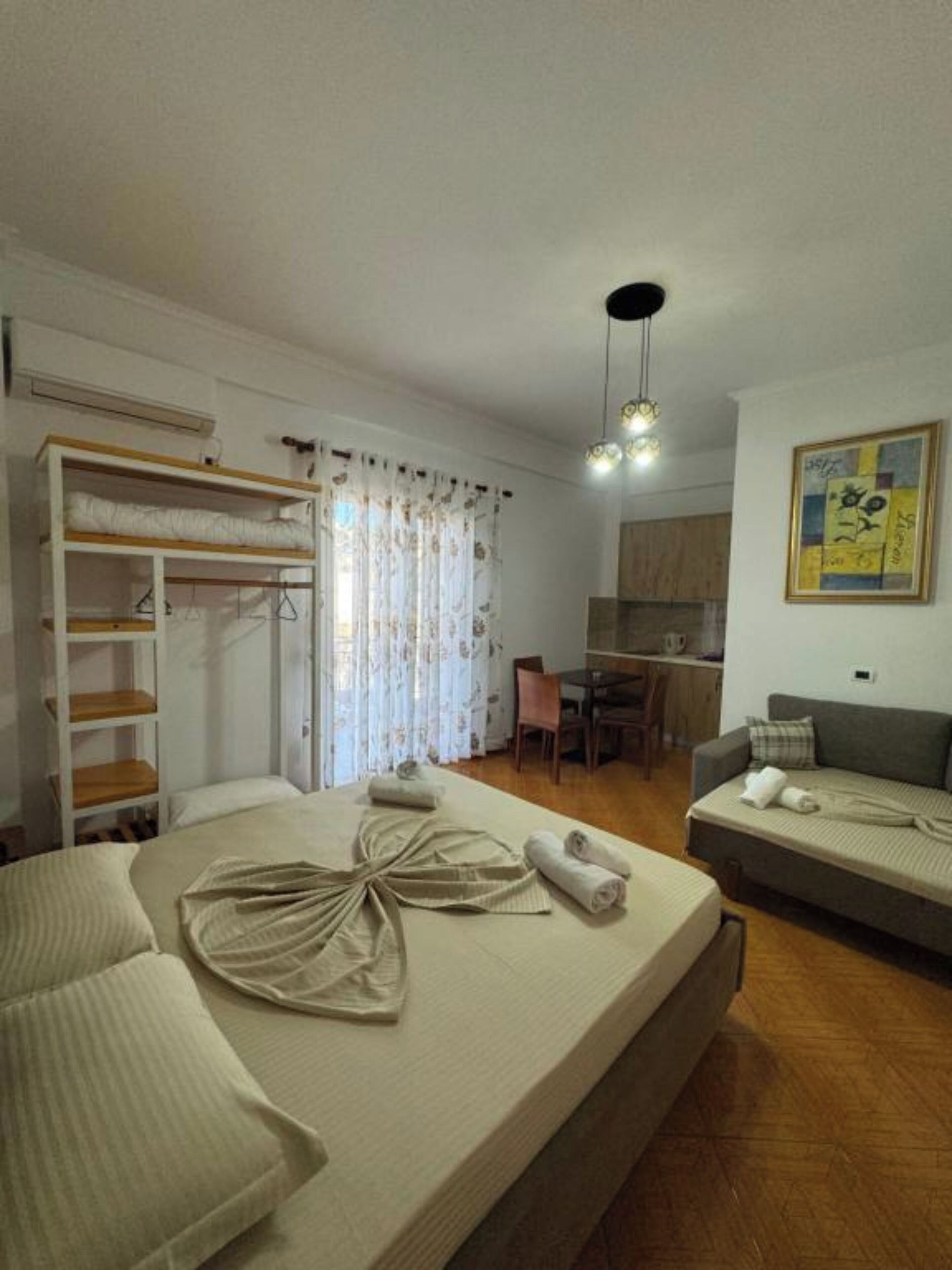 Habitación triple | Ropa de cama hipoalergénica, escritorio, wifi gratis y ropa de cama