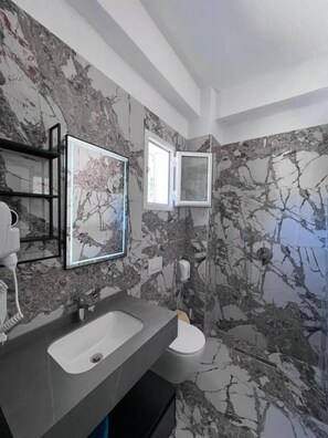 Habitación triple, balcón, vistas a la piscina | Baño